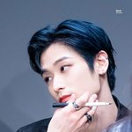 <b>정색</b>하면 제법 까칠해 보이는 남돌