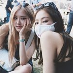 콜라보 할꺼면 <b>로제니</b>를 내는게 맞다