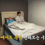 [방탄소년단] 슈가는 <b>꿀잠</b> 자는데 진은 왜 앉아서 자?