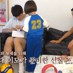 ??? : 이모 등에는 뭐가 쓰여 있지?