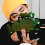 누가 <b>물총</b>싸움을 이렇게 각 잡고 하냐