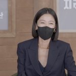 전지현 이제 웃네.jpg