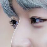 <b>눈매</b>가 정말 유니크한 男돌