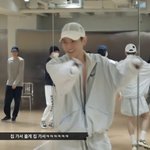 [NCT칠프] <b>맨몸</b> 가디건에 이은 <b>맨몸</b>바람막이