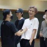 [NCT칠프] 강아지냐 댄서분이 배 만져주니까 <b>저리</b> 웃네