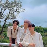 [아스트로] 이 사진 청량한 걸 넘어서 너무 <b>애틋</b>하고 아련해