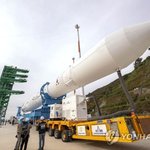 누리호 하늘 향해 곧게 섰다…발사대 설치작업까지 마무리