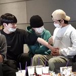 방탄 <b>뷔</b> 배 문질문질하는데