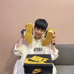 영탁 선배님한테 신발 선물 받고 신난 아스트로 <b>MJ</b>