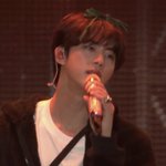 콘서트에 <b>리본</b>달고 나온 남돌