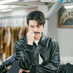 세훈이의 인중 속 <b>연필</b>?