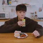 <b>아아</b>만 마실거같은데 초코우유 좋아아는 아이돌