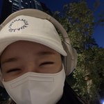 헤드셋끼고 음악들으면서 산책하는 <b>유댕이</b>