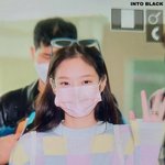 제니 옷에 밥풀 묻히고 <b>출국</b>함ㅋㅋㅋㅋㅋㅋㅋ