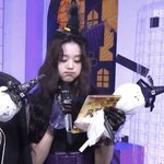 장원영 들고있는 인형이랑 똑같은표정
