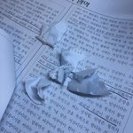 종이 찢어서 <b>콧물</b> 닦는 중