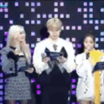 가운데 에이티즈놈 자꾸 <b>유아</b> 쳐다보네