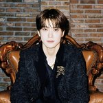 모든 감정 다 빼고 127 얼굴은 <b>레볼루션</b>이야