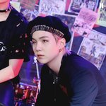 [방탄소년단] 저기 저 베레모에 꽂혀진 수많은 <b>옷핀</b> 중에