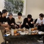 방탄 라이브에 직원이 커뮤니티 관리하는 거 찍혔