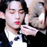 청초함 <b>속</b>에 깃든 <b>남</b>돌의 시크함