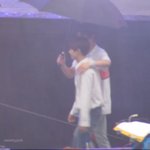 <b>우산</b> 씌워주는거 아놔