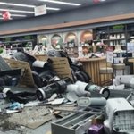 10대 여학생 차량 <b>돌진</b>에 하이마트 '와장창'.. 가전 산산조각