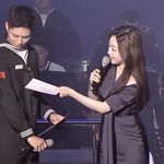 꽉 <b>찬</b> 계급장 자랑하는 박보검.jpgif