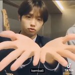 02한테 귀여움 받는 92 이게 머<b>선일</b>이구