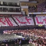 카드섹션 <b>장인</b>의 나라에 아이돌이 공연가면