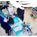 편의점 <b>본사</b>, 손님에 뺨 맞은 10대 여 아르바이트생 돕는다