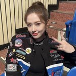 안유진 <b>기카</b> 후면