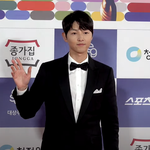 [송중기] 송중기, <b>손인사</b>에도 설레는 비주얼 러블리