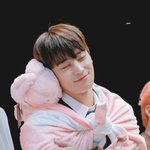 [더보이즈] 나는 온콘이지만 포카랑 <b>쥬</b>냥이 들고있을래