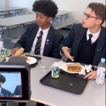 [풀햄보이즈] 아르망 캔 <b>음료</b>도 신기하게 딴다