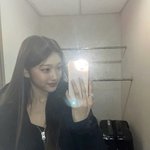 아이브 <b>이서</b> 폰 아이폰13 핑크임?