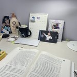 근데 J는 이정도도 치우고싶은 <b>책상</b>임??