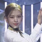 안유진 머리 누가 자꾸 묶냐