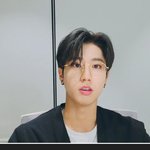 [스키즈] 엄마야 안경+흑발+잘생김 <b>장착</b> 지성 브이앱!!!