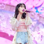 취향 갈리는 아이유 3가지 무대 스타일링