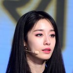 짙은 <b>무드</b>가 느껴지는 깊은 눈빛