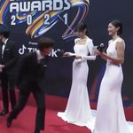 [NCT칠프] 아니 문탤 혼자 저렇게 <b>인사</b>하고 가는거