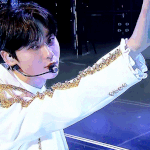 <b>황민현</b>