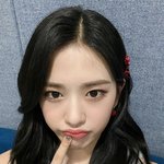 안유진은 역시 흑발이다