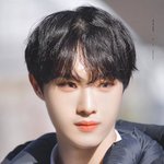 <b>냉소</b>적인듯하지만 따사로운 눈빛