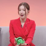 와 여자 아이들 조미연 레드 <b>슈트</b> 입은 거 너무 예뻐서 좀 충격