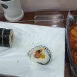 김밥에 밥밖에 없어요..