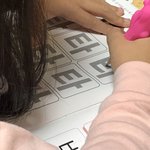 동생 공부 가르치는<b>중임</b>...