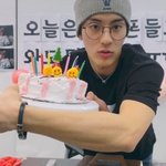 [더보이즈] 케이크말고 다른 거에 <b>시선</b>이 간다..