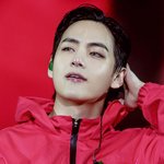 실루엣마저 <b>선명</b>할 듯한 아이돌